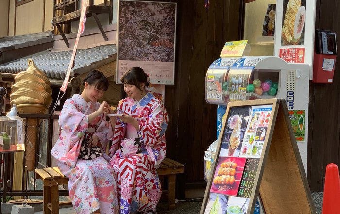 Home 33 Where to see the famous colourful Gion Geisha in Japan. Photo Credit: LifesIncredibleJourney.com